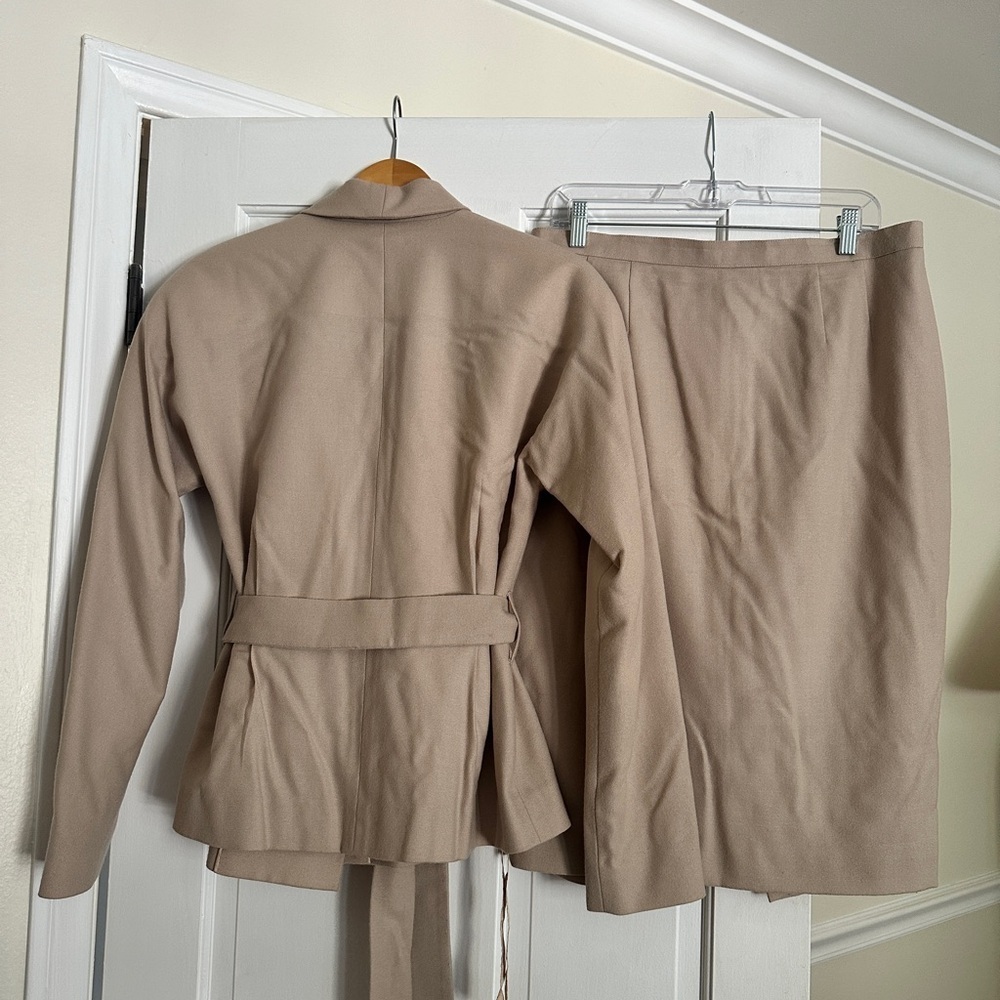 Custom made ladies 90s beige wool suit. Vintage - Picture 3 of 15